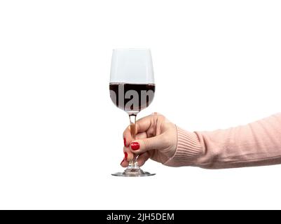 Die Hand einer Frau hält ein Glas Rotwein vor einem weißen Hintergrund. Speicherplatz kopieren. Stockfoto