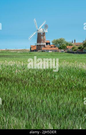 Cley Marshes, Blick über Cley Marshes in Richtung der Windmühle aus dem 18.. Jahrhundert in Cley am Meer, North Norfolk Coast, England, Großbritannien Stockfoto