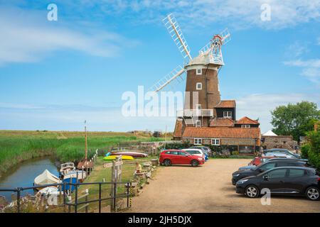 Cley Windmill, Blick im Sommer auf die malerische Windmühle aus dem 18.. Jahrhundert in Cley am Meer, jetzt ein beliebtes Feriengasthaus, nördlich der Norfolk-Küste, Großbritannien Stockfoto