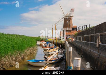 Cley am Meer, Blick im Sommer auf den malerischen Kai mit seiner historischen Windmühle aus dem 18.. Jahrhundert in Cley am Meer an der nördlichen Norfolkküste, England Stockfoto