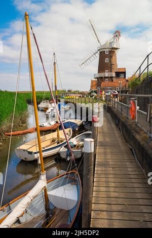 Cley am Meer, Blick im Sommer auf den malerischen Kai mit seiner historischen Windmühle aus dem 18.. Jahrhundert in Cley am Meer an der nördlichen Norfolkküste, England Stockfoto