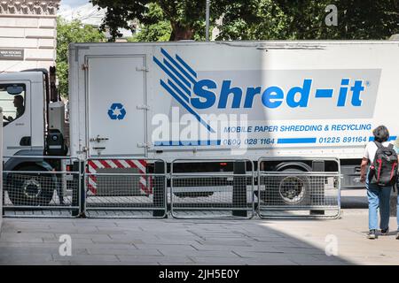 London, Großbritannien. 15.. Juli 2022. Ein großer Van der Shred IT-Schredderei wird in die Straße verwandelt, in der sich sowohl das Finanzministerium als auch das Auswärtige Amt in Westminster befinden. Kredit: Imageplotter/Alamy Live Nachrichten Stockfoto