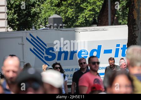 London, Großbritannien. 15.. Juli 2022. Ein großer Van der Shred IT-Schredderei wird in die Straße verwandelt, in der sich sowohl das Finanzministerium als auch das Auswärtige Amt in Westminster befinden. Kredit: Imageplotter/Alamy Live Nachrichten Stockfoto