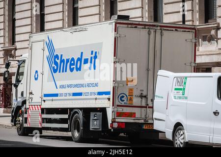 London, Großbritannien. 15.. Juli 2022. Ein großer Van der Shred IT-Schredderei wird in die Straße verwandelt, in der sich sowohl das Finanzministerium als auch das Auswärtige Amt in Westminster befinden. Kredit: Imageplotter/Alamy Live Nachrichten Stockfoto