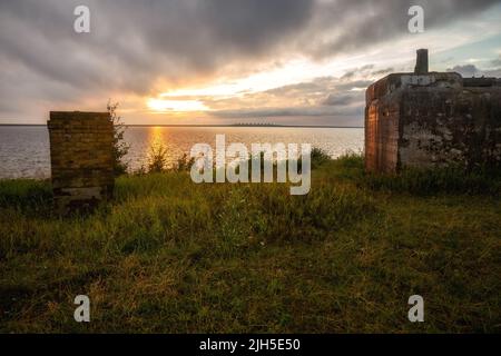 Erste Südfestung von Kronstadt (Southern Battery No. 1), Blick auf den Sonnenuntergang am Finnischen Meerbusen und den Damm Stockfoto