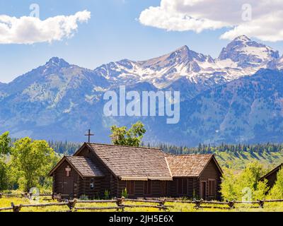 Sonnige Außenansicht der Kapelle der Verklärung des Grand Teton National Park in Wyoming Stockfoto