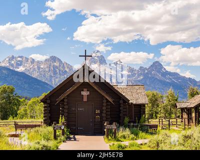 Sonnige Außenansicht der Kapelle der Verklärung des Grand Teton National Park in Wyoming Stockfoto