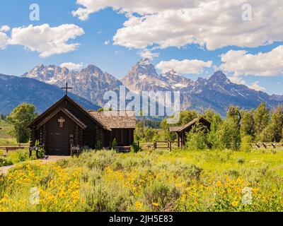 Sonnige Außenansicht der Kapelle der Verklärung des Grand Teton National Park in Wyoming Stockfoto