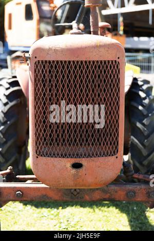 Frontgrill eines Alkis Chalmers Vintage Traktors Stockfoto