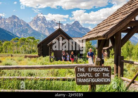 Wyoming, JUL 8 2022 - sonnige Außenansicht der Kapelle der Verklärung des Grand Teton National Park Stockfoto