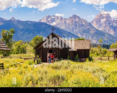 Wyoming, JUL 8 2022 - sonnige Außenansicht der Kapelle der Verklärung des Grand Teton National Park Stockfoto