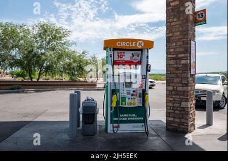 Verlassene Tankstelle mit Schildern, die die Pumpen abdeckten, Opfer der Wirtschaftskrise Stockfoto