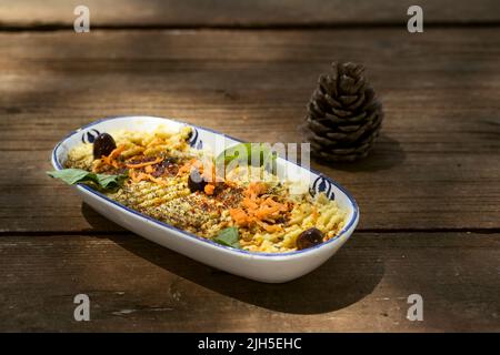 Nahaufnahme von Fava auf einem Holztisch. Stockfoto