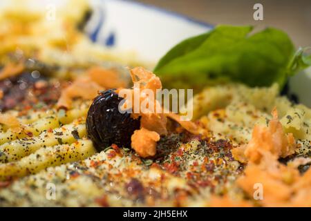 Nahaufnahme einer Olive in einer Fava auf einem Holztisch Stockfoto