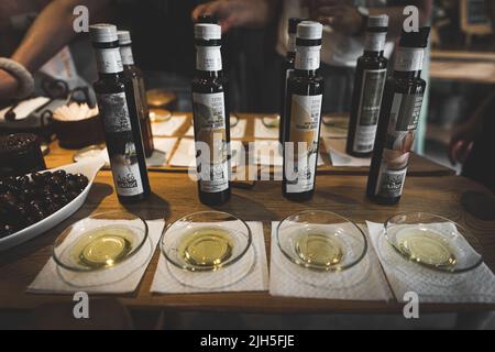 Das Olivenöl wird in einem kleinen Dorf namens Asklipio hergestellt und verkostet die verschiedenen Arten von Olivenöl Stockfoto