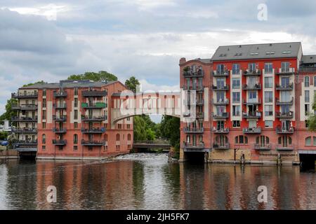 Mehrfamilienhaus mit Balkon an der Havel in Brandenburg Stockfoto