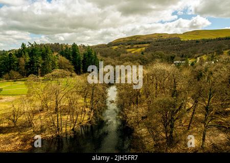 Die atemberaubende Landschaft des Rhiwargor Trail am Lake Vyrnwy, der Berge, Moorlandschaften, Gebirgsbäche, Wasserfälle und Wälder umfasst Stockfoto