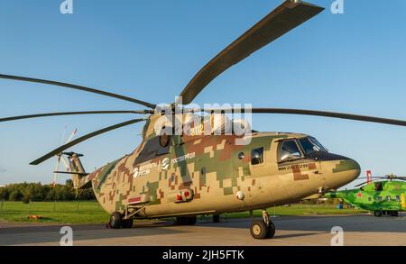 30. August 2019, Region Moskau, Russland. Russischer schwerer Mehrzweck-Transporthubschrauber Mil Mi-26. Stockfoto