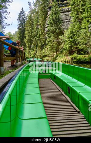 Hrensko, Tschechische Republik, 28. Juni 2022: Leeres Boot für den Transport von Touristen durch die Edward-Schlucht in der Böhmischen Schweiz Stockfoto