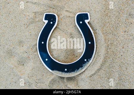 15. September 2021, Moskau, Russland. Das Emblem des Indianapolis Colts Fußballclubs auf dem Sand des Strandes. Stockfoto