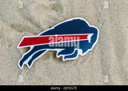 15. September 2021, Moskau, Russland. Das Logo des Buffalo Bills Fußballklubs auf dem Sand des Strandes. Stockfoto