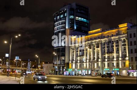 22. Januar 2022, Moskau, Russland. Autoverkehr auf dem Zubovsky Boulevard in Moskau an einem Winterabend. Stockfoto