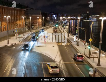 22. Januar 2022, Moskau, Russland. Autoverkehr auf dem Pretschistenskaja-Damm in Moskau an einem Winterabend. Stockfoto