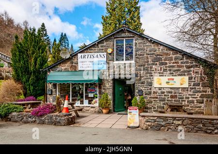 Ein Steingebäude mit einem Café und einem Geschäft, das sich gut in die Landschaft des Lake Vyrnwy National Nature Reserve in den Berwyn Mountains einfügt Stockfoto