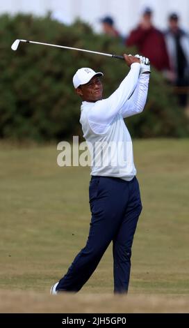 St Andrews, Großbritannien. 15.. Juli 2022. 15.. Juli 2022, Old Course in St Andrews, St Andrews, Fife, Schottland; die Open Golf Championship Runde 2; Tiger Woods (USA) auf dem 16.-Loch Kredit: Action Plus Sports Images/Alamy Live News Stockfoto