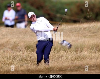 St Andrews, Großbritannien. 15.. Juli 2022. 15.. Juli 2022, Old Course in St Andrews, St Andrews, Fife, Schottland; The Open Golf Championship Runde 2; Matthew Fitzpatrick (eng) spielt aus dem rauen auf dem 16.-Loch Kredit: Action Plus Sports Images/Alamy Live News Stockfoto