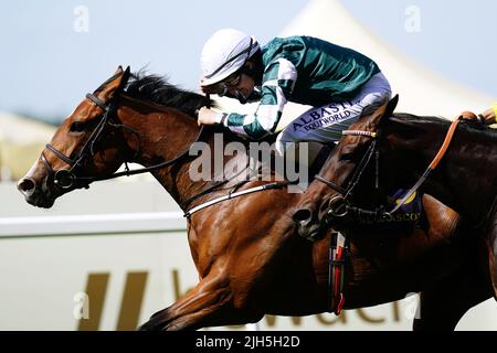 Datei-Foto vom 16-06-2022 von Magical Lagoon, das von Jockey Shane Foley auf dem Weg zum Sieg über die Ribblesdale Stakes geritten wurde. Emily Upjohns Abwesenheit scheint der Royal Ascot-Heldin Magical Lagoon eine ausgezeichnete Chance gegeben zu haben, Jessica Harrington einen zweiten Classic-Erfolg in den Juddmonte Irish Oaks zu verschaffen. Ausgabedatum: Freitag, 15. Juli 2022. Stockfoto