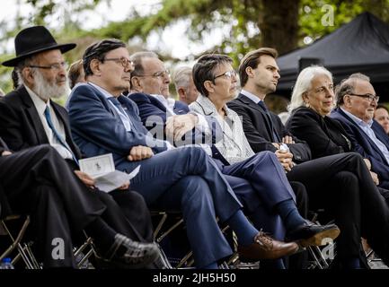 Westerbork, Niederlande. 15.. Juli 2022. 2022-07-15 15:52:21 WESTERBORK - Oberrabbiner Binyomin Jacobs, Jetta Klijnsma (CvdK Drenthe), Staatssekretär Maarten van Ooijen (öffentliche Gesundheit, Wohlfahrt und Sport), Direktor Bertien Minco und Überlebender Rene de Vries im Versteck während des Gedenkens an den ersten Transport im Lager Westerbork. Es ist achtzig Jahre her, dass der erste Zug mit 1137 Juden aus dem Lager Westerbork nach Auschwitz abfuhr. ANP SEM VAN DER WAL netherlands Out - belgium Out Credit: ANP/Alamy Live News Stockfoto