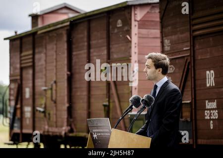 Westerbork, Niederlande. 15.. Juli 2022. 2022-07-15 15:49:11 WESTERBORK - Staatssekretär Maarten van Ooijen (Gesundheitswesen, Wohlfahrt und Sport) während der Gedenkfeier des ersten Transports im Lager Westerbork. Es ist achtzig Jahre her, dass der erste Zug mit 1137 Juden aus dem Lager Westerbork nach Auschwitz abfuhr. ANP SEM VAN DER WAL netherlands Out - belgium Out Credit: ANP/Alamy Live News Stockfoto