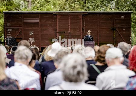 Westerbork, Niederlande. 15.. Juli 2022. 2022-07-15 15:42:57 WESTERBORK - Staatssekretär Maarten van Ooijen (Gesundheitswesen, Wohlfahrt und Sport) während der Gedenkfeier des ersten Transports im Lager Westerbork. Es ist achtzig Jahre her, dass der erste Zug mit 1137 Juden aus dem Lager Westerbork nach Auschwitz abfuhr. ANP SEM VAN DER WAL netherlands Out - belgium Out Credit: ANP/Alamy Live News Stockfoto