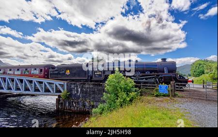 FORT WILLIAM SCOTLAND JACOBITE DAMPFEISENBAHN, DIE ÜBER DEN CALEDONIAN CANAL AUF DER BANAVIE METAL SWING BRIDGE FÄHRT Stockfoto