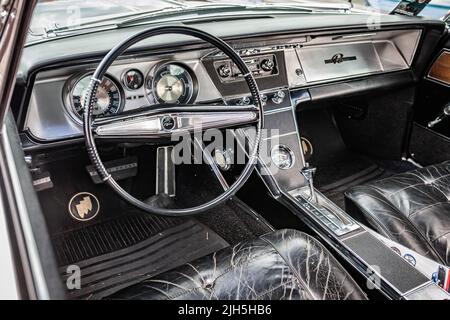 Libanon, TN - 14. Mai 2022: Nahaufnahme der Innenansicht einer 1963 Buick Riviera 2 Türplatte auf einer lokalen Automesse. Stockfoto