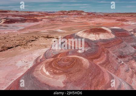 Rot geschichtete Felsen und Mesas, die aussehen wie Mars, Utah, USA, Stockfoto