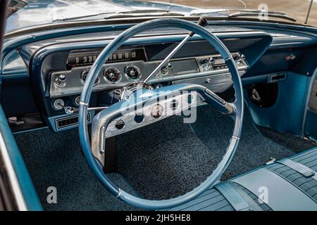 Libanon, TN - 14. Mai 2022: Nahaufnahme eines 1961 Chevrolet Impala 4-türigen Sedan auf einer lokalen Automesse. Stockfoto