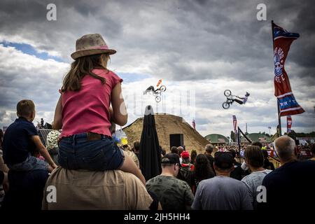 Lichtenvoorde, Niederlande. 15.. Juli 2022. Lichtenvoorde, Niederlande. 15.. Juli 2022. 2022-07-15 15:18:07 LICTENVOORDE - Festivalbesucher während des Zwarte Cross. Das Festival wurde in den letzten zwei Jahren aufgrund der Corona-Pandemie abgesagt. ANP VINCENT JANNINK netherlands Out - belgium Out Credit: ANP/Alamy Live News Credit: ANP/Alamy Live News Stockfoto