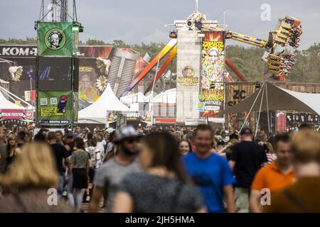 Lichtenvoorde, Niederlande. 15.. Juli 2022. Lichtenvoorde, Niederlande. 15.. Juli 2022. 2022-07-15 16:15:29 LICTENVOORDE - Festivalbesucher während des Zwarte Cross. Das Festival wurde in den letzten zwei Jahren aufgrund der Corona-Pandemie abgesagt. ANP VINCENT JANNINK netherlands Out - belgium Out Credit: ANP/Alamy Live News Credit: ANP/Alamy Live News Stockfoto