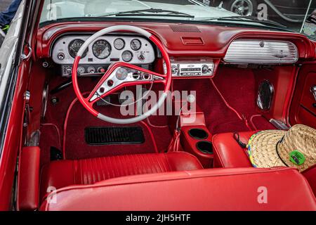 Libanon, TN - 14. Mai 2022: Nahaufnahme eines 1963 Chevrolet Corvair Monza Cabriolets auf einer lokalen Automesse. Stockfoto