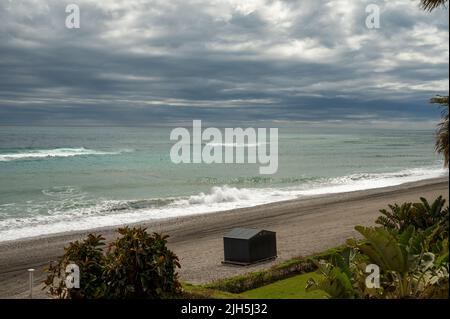 Blick auf Strand und Küste in Torrox Costa, Costa del Sol, kleine touristische Stadt zwischen Malaga und Nerja, Andalusien, Spanien. Überwinterer in Spanien. Stockfoto