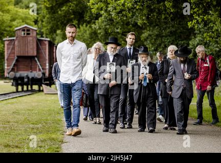 Westerbork, Niederlande. 15.. Juli 2022. 2022-07-15 16:08:27 WESTERBORK - Teilnehmer einschließlich Oberrabbiner Binyomin Jacobs (3. l), Staatssekretär Maarten van Ooijen (Public Health, Welfare and Sport) (4. l), Rabbi Ies Vorst (5. l) und Direktor Bertien Minco (6. l) Gehen Sie zum Denkmal die 102.000 Steine während des Gedenkens an den ersten Transport im Camp Westerbork. Es ist achtzig Jahre her, dass der erste Zug mit 1137 Juden aus dem Lager Westerbork nach Auschwitz abfuhr. ANP SEM VAN DER WAL netherlands Out - belgium Out Credit: ANP/Alamy Live News Stockfoto