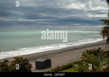 Blick auf Strand und Küste in Torrox Costa, Costa del Sol, kleine touristische Stadt zwischen Malaga und Nerja, Andalusien, Spanien. Überwinterer in Spanien. Stockfoto