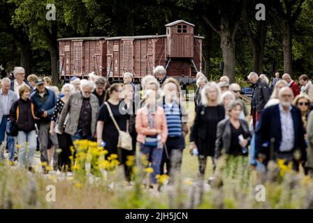 Westerbork, Niederlande. 15.. Juli 2022. 2022-07-15 16:11:09 WESTERBORK - die anwesenden gehen zum Denkmal die 102.000 Steine während des Gedenkens an den ersten Transport am Lager Westerbork. Es ist achtzig Jahre her, dass der erste Zug mit 1137 Juden aus dem Lager Westerbork nach Auschwitz abfuhr. ANP SEM VAN DER WAL netherlands Out - belgium Out Credit: ANP/Alamy Live News Stockfoto