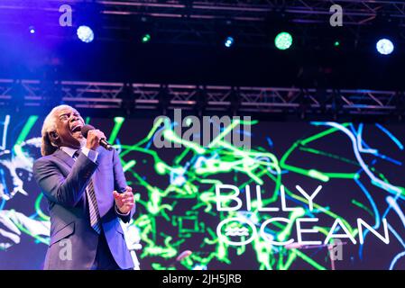 Billy Ocean beim Soultasia Musikfestival im Promenade Park, Maldon, Essex, Großbritannien. Live singen mit Namen auf der großen Leinwand Stockfoto