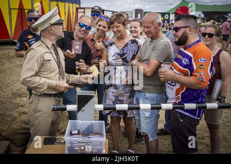 Lichtenvoorde, Niederlande. 15.. Juli 2022. Lichtenvoorde, Niederlande. 15.. Juli 2022. 2022-07-15 15:45:59 LICTENVOORDE - Festivalbesucher während des Zwarte Cross. Das Festival wurde in den letzten zwei Jahren aufgrund der Corona-Pandemie abgesagt. ANP VINCENT JANNINK netherlands Out - belgium Out Credit: ANP/Alamy Live News Credit: ANP/Alamy Live News Stockfoto