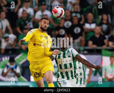 BUDAPEST, UNGARN – JULI 13: Aleksa Amanovic vom FC Tobol kämpft am 13. Juli 2022 im Ferencvaros-Stadion in Budapest, Ungarn, um den Ball in der Luft mit Adama Traore von Ferencvarosi TC während des UEFA Champions League 2022/23 First Qualifying Round Second Leg Matches zwischen Ferencvarosi TC und FC Tobol. Stockfoto