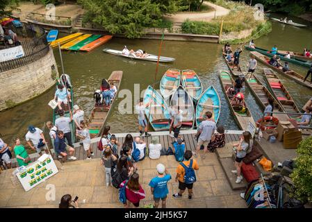 Oxford, Großbritannien. 15.. Juli 2022. Wetter in Großbritannien: Oxford, Großbritannien, 15.. Juli 2022. Während des heißen Wetters führt Magdalen Bridge Boathouse lebhafte Geschäfte durch, und die Leute möchten sich abkühlen und einen angenehmen Nachmittag auf dem River Cherwell im Zentrum von Oxford, Großbritannien, verbringen. Das Punting ist eine Tradition in Oxford, die von Einheimischen, Studenten und Besuchern gleichermaßen genossen wird. Quelle: Martin Anderson/Alamy Live News Stockfoto