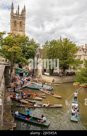 Oxford, Großbritannien. 15.. Juli 2022. Wetter in Großbritannien: Oxford, Großbritannien, 15.. Juli 2022. Während des heißen Wetters führt Magdalen Bridge Boathouse lebhafte Geschäfte durch, und die Leute möchten sich abkühlen und einen angenehmen Nachmittag auf dem River Cherwell im Zentrum von Oxford, Großbritannien, verbringen. Das Punting ist eine Tradition in Oxford, die von Einheimischen, Studenten und Besuchern gleichermaßen genossen wird. Quelle: Martin Anderson/Alamy Live News Stockfoto